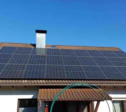 Fachgerechte Installation einer Photovoltaikanlage auf Satteldach, ausgeführt von Elektrotechnik Conzelmann in Gammertingen bei Tübingen.