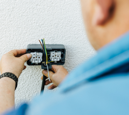 Elektrotechnik Conzelmann bei der Installation einer Doppelsteckdose mit Leitungsanschluss.