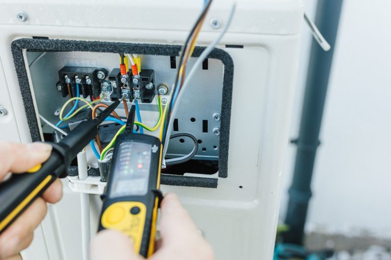 Elektroinstallateur prüft elektrische Anlage mit Messgerät – Geräteprüfung und Sicherheitstests nach VDE-Vorschriften.