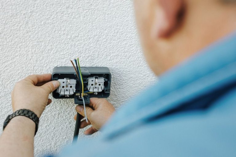 Elektroinstallateur bei Steckdosen-Erneuerung – Umbauten, Sanierungen und Netzwerkverkabelung.