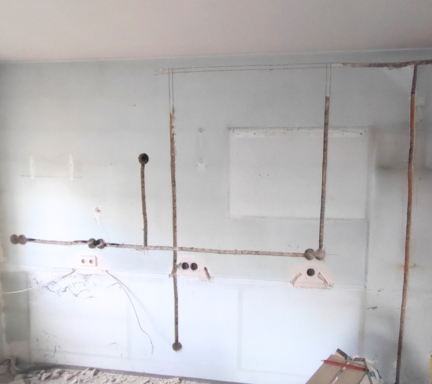 Vorbereitete Leitungsverlegung und Unterputzdosen im Rohbau, ausgeführt von Elektrotechnik Conzelmann.