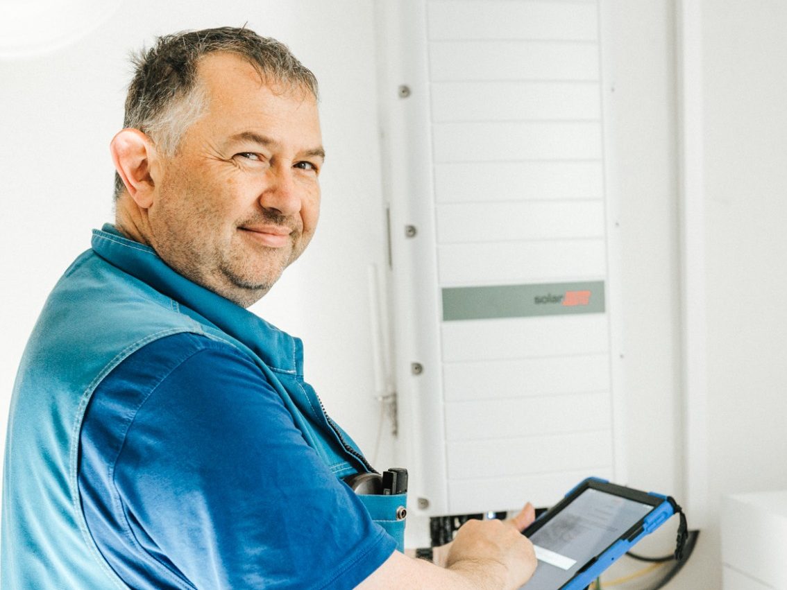 Porträt von Oliver Conzelmann, Elektrotechnik-Meister aus Winterligen mit über 25 Jahren Erfahrung.