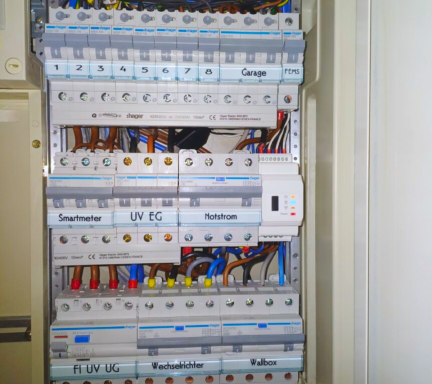 Unterverteilung mit Smartmeter und RCD-Schutzschaltern, fachgerecht installiert von Elektrotechnik Conzelmann.