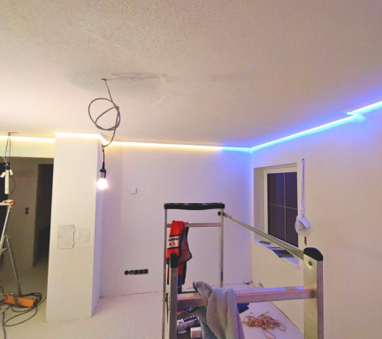 LED-Lichtleisten für indirekte Beleuchtung an Decke und Wänden, installiert von Elektrotechnik Conzelmann.