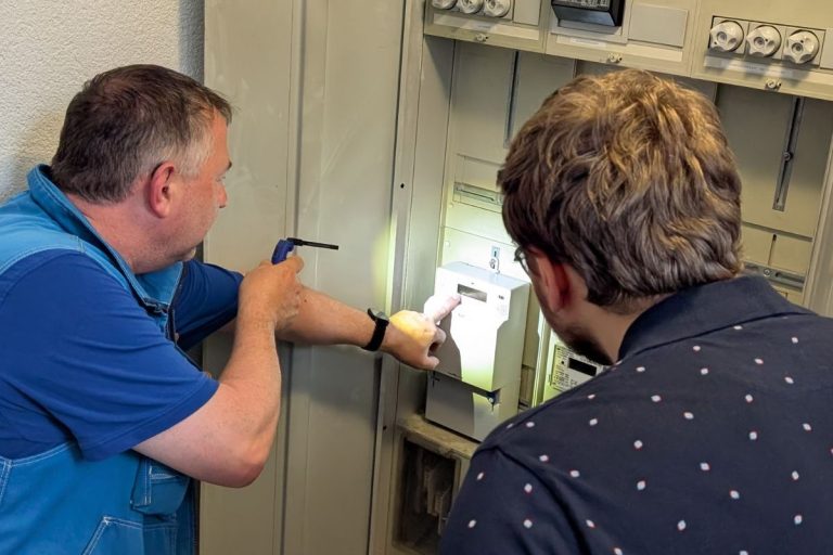 Elektroinstallateur bei der Zählerplatzinstallation in Albstadt mit Beratung und Service für Kunden in Balingen und Reutlingen.