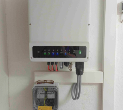 Montage eines PV-Wechselrichters mit Überspannungsschutz und DC-Anschlussbox, installiert von Elektrotechnik Conzelmann in Tübingen