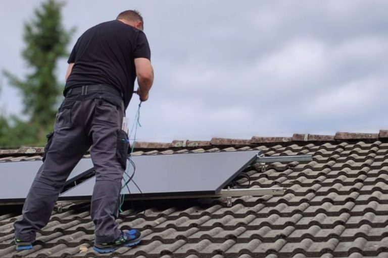 Elektroinstallateur montiert Photovoltaikanlage auf Hausdach – Beratung, Anmeldung und Inbetriebnahme bis 29 kW.