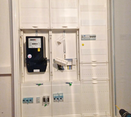 Zählerschrank mit neuer Elektroverteilung, installiert von Elektrotechnik Conzelmann im Einfamilienhaus.