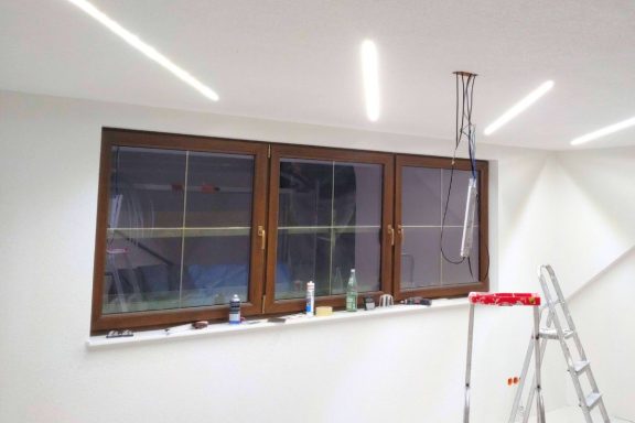 Montage von LED-Einbauleuchten mit abgehängter Deckenverkabelung, fachgerecht installiert von Elektrotechnik Conzelmann.