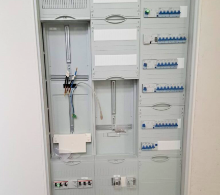 Elektroverteilung mit Zählerplatz, Leitungsschutzschaltern und FI-Schutzschaltern, installiert von Elektrotechnik Conzelmann in Winterlingen