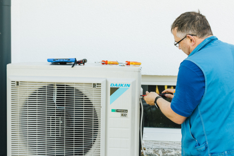 Elektroinstallateur bei der Reparatur einer Elektroinstallation in Albstadt. Fachgerechter Service für defekte Steckdosen, Leitungen etc.