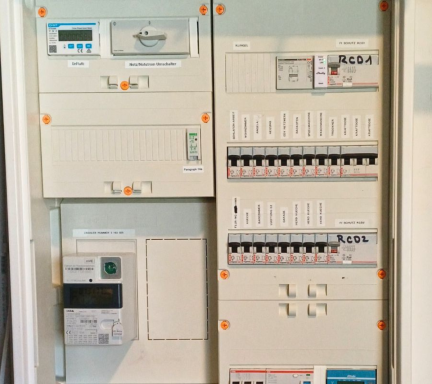 Sicherungskasten mit Zählerplatz, RCD-Schutzschaltern und LS-Schaltern, installiert von Elektrotechnik Conzelmann.