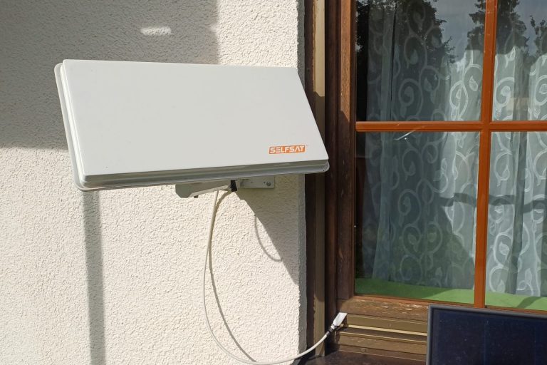 Satellitenschüssel an Hauswand montiert – fachgerechte Installation und Einrichtung für störungsfreien TV-Empfang.